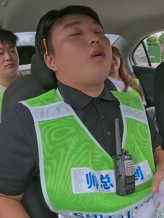 监控实拍男子考驾照“神操作”考官都看不懂 #科目三考试#考驾照#帅总驾到#买卖二手车就上懂车帝#尖货星期天