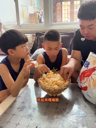 原味酥脆虾片嘎嘣脆,暑假休闲小零食,就是好吃!#虾片 #小哥俩的快乐时光 #休闲小零食