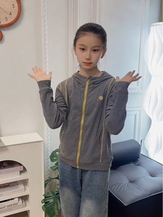 这个薄款的小外套,男生女生穿都好看,当内搭外穿都可以,贴身穿也很舒服,上身超洋气,#春秋穿搭 #男女童薄款外套 #儿童穿搭潮童