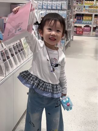 在后来的日子里 我没能成为什么了不起的大人物 只想守在你身边 不让你成为留守儿童 累与苦 都在幸福中释怀了 成为了一个无所不能的超人妈妈 每天被你治愈着 在众多期待里 还是愿你健康 快乐地成长 #我的女孩👧🏻 #生女儿就是用来打扮的 #萌娃穿搭 #潮童穿搭 #高品质童装