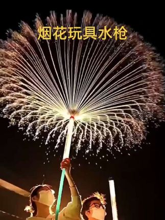 #夏天到了,哪个小朋友不想玩水呢?快给孩子安排这个超大的烟花水枪吧!它是抽拉式的,可以轻松控制水流,而且出水量很大,特别适合跟孩子一起玩。它不仅好玩,还能锻炼孩子的手眼协调能力和专注力,不管是男孩还是女孩都爱不释手,赶紧给家里的宝贝买一个吧!