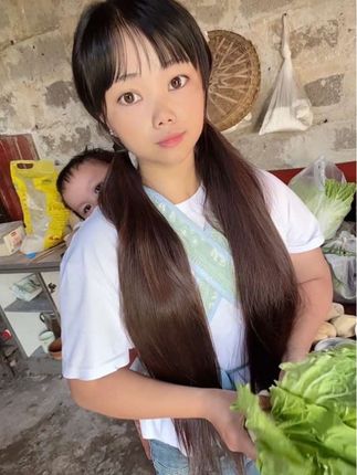 回去问问你妈妈,你家户口上还缺人吗,如果带着女儿去到你的城市,可以去你家过年吗?你会欢迎吗?会把她当女儿对待吗?#母女