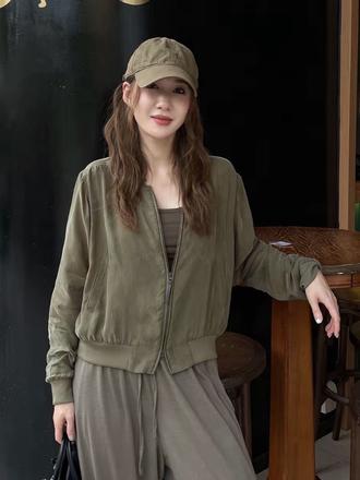 一眼高级,可以穿完整个夏天的雾绿色棒球服, 面料贼拉好,走起路来被它的光晕感美哭了!#棒球服 #夏季新款 #小众设计感 #高级感穿搭 #ootd穿搭