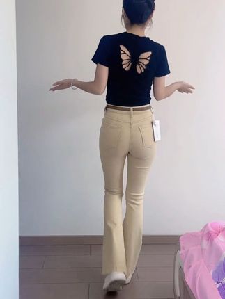 姐妹们,这条裤子真的太绝了,它是一个高腰的牛仔裤,它的整个版型是那种非常显腿直、显腿细的,也很遮胯宽的,如果你是梨形身材的话,一定要去冲这条裤子,它是那种轻奢的感觉,整个面料柔软舒服,喜欢的宝贝赶紧入手吧!#牛仔裤穿搭 #穿出大长腿 #显高显瘦显腿长 #显瘦牛仔裤