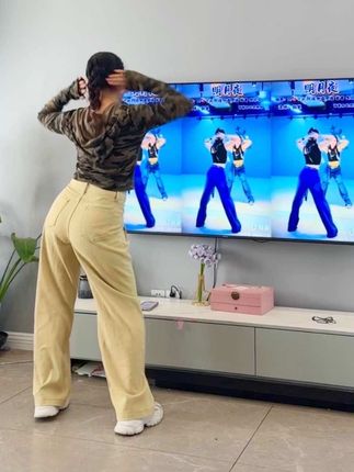 显瘦穿搭奶咖色高腰阔腿牛仔裤女春夏新款褶皱宽松显瘦垂感休闲拖地裤#显瘦显高牛仔裤推荐 #小个子显高显瘦穿搭 #休闲直筒裤女款 #显高显瘦显腿长 #高腰直筒裤显瘦