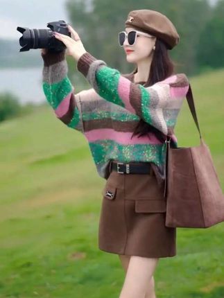 洋气减龄慵懒风彩虹条纹软糯套头毛衣,女秋冬新款宽松针织长袖上衣+半身裙套装#时尚休闲穿搭 #穿出青春活力 #穿出自信穿出美丽