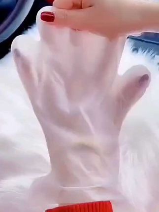 手是女人的第二张脸,必须好好对待。这款猫爪手膜造型可爱,滋润养护,同时也不妨碍玩手机哦