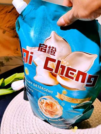 给姐妹们推荐一款洗护二合一的洗衣液,就是#绿裳 启橙洗衣液,各种污渍都能洗干净,配方温和不伤手,干净透亮,还有一股#百合香 #洗衣液#洗护好物洗衣液