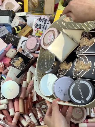 速来拿！快！好多的化妆品什么都有～ 冲啊！快直接拿走！早上7.30开始，速速直接全拿走！#平价彩妆 #唇釉 #眼影盘 #粉饼 #假睫毛