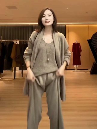 #减龄气质 #慵懒风穿搭 #简约穿搭 #针织衫 #能抗住降温的入秋穿搭 针织衫阔腿裤三件套
