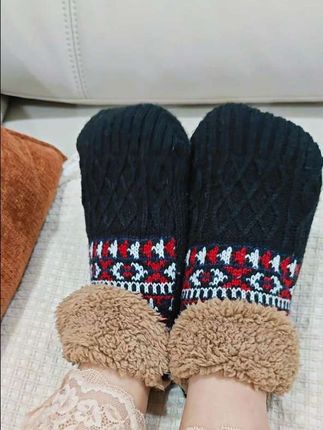 姐妹们,现在这个季节你们在家都穿什么样袜子呀?这款地板袜呢,我要强烈推荐给你们,它这个厚度呀,非常适合现在这个季节在家里穿。#面料柔软舒适 #保暖穿搭 #便宜又好穿