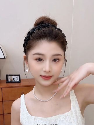 这个成品双层手工串珠发箍也太好看了吧,正反两袋,高颅顶轻松拿捏,不挑穿搭不挑妆容,素颜戴也好看,夏天戴不闷汗,冬天搭配毛衣也好看。#发箍 #发箍这样戴好美 #发卡 #高颅顶 #减龄气质