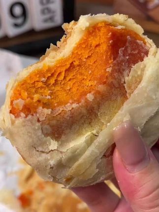 这个黄庄月饼,一口咬下去酥到掉渣,馅料很足,好吃绝了!#黄庄月饼 #谁懂这一口的好吃程度 #酥皮月饼 #太好吃了 #创作灵感