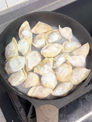 这个帅帅平底不粘锅用来煎饺子特别方便#在家做美食 #我的厨房日记 #厚皮橙 #帅帅锅 #水煮煎饺