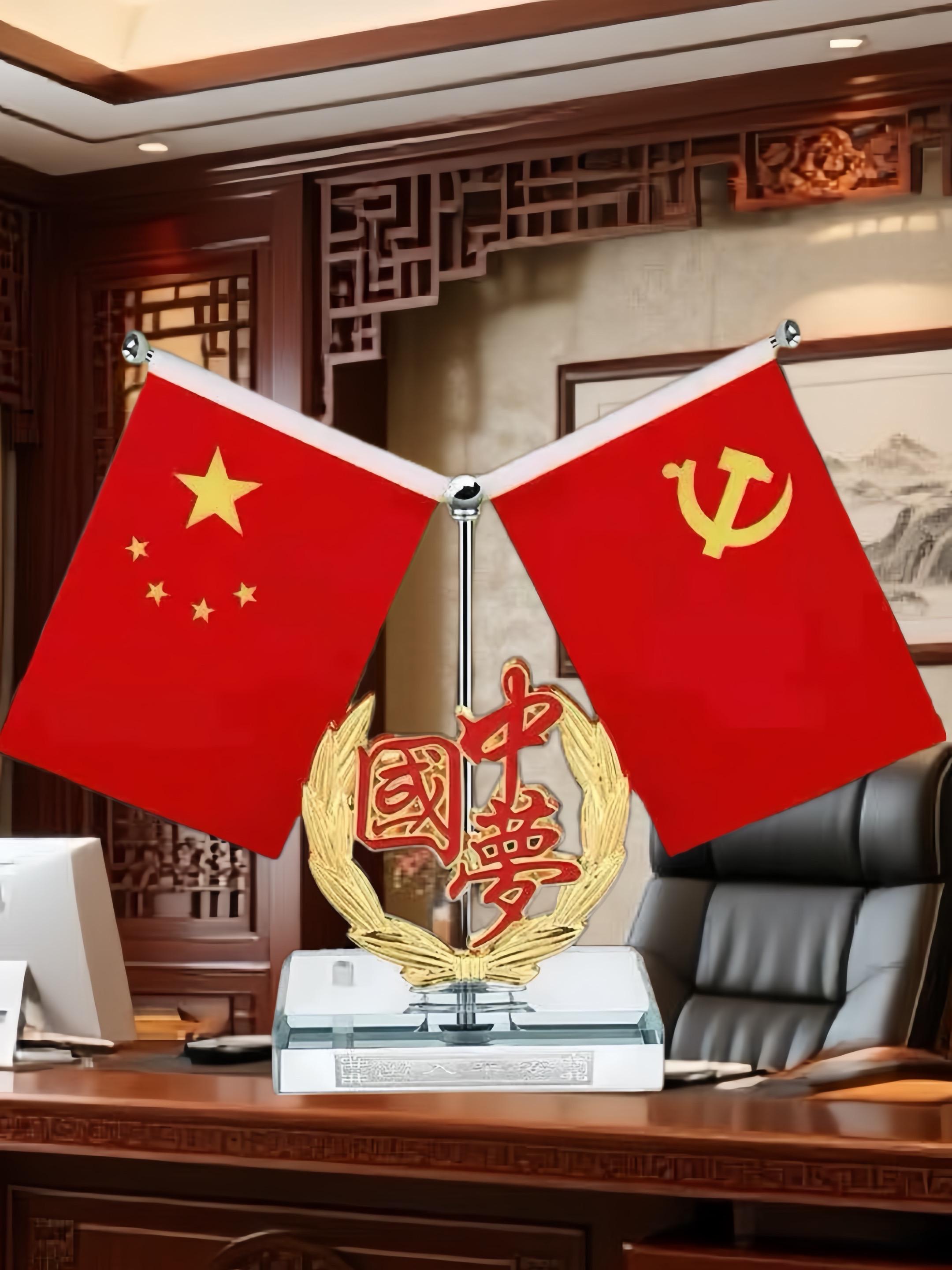 桌面立起一抹红,是信仰的微光,也是家的温度,红旗摆件,让赤诚常伴左摆件#爱国