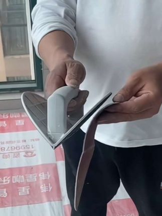墙面翻新利器来啦!阴角打磨砂纸架,轻松搞定边角打磨,再也不怕手忙脚乱。装修必备工具,让墙面焕然一新!#装修工具 #墙面翻新 #瓦工#阴角打磨砂纸架#方便又实用