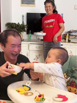 我家宝宝牙都没长出来呢😂就和爷爷俩抢饭#萌娃搞笑日常 #隔辈亲 #人类幼崽成长记 #亲子互动 #抖音小助手dou上热门 @抖音小助手