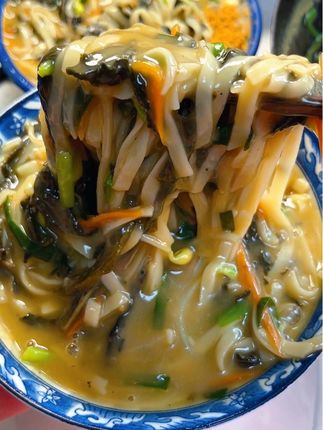 家乡的芝麻叶面条,做法超简单,口感喷香,还是小时候妈妈的味道#面条 #芝麻叶 #创作者扶持计划