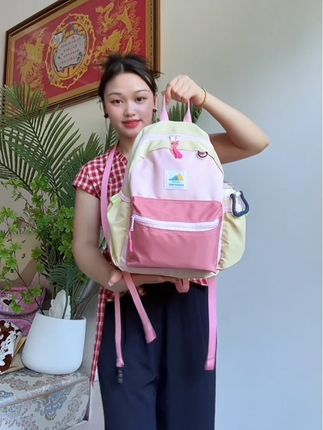 快来看看科巢家的儿童书包吧!它是专门为宝宝设计的,不仅防走失,而且背上不会勒脖子,特别适合幼儿园的小朋友用,有了它再也不用担心孩子丢东西了#幼儿园书包 #儿童书包 #书包 #母婴好物