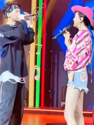 录像现场即兴合作,对我而言,往后余生争取多多创作新歌多多带动新人🌈💪 #演出现场 #真人真唱 #演出现场视频 #春暖花开 #周艳泓 @DOU+小助手 @DOU+上热门