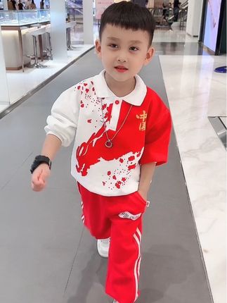 国庆节快到了,婆婆提前给儿子买了一套中国红运动三件套,又国潮又喜庆,儿子穿上喜欢的不得了 #萌娃穿搭 #谁穿谁好看 #宝妈推荐