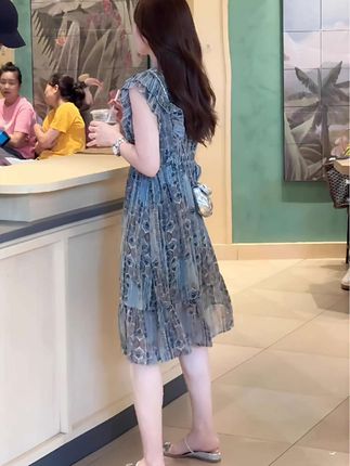 夏装蓝色无袖碎花连衣裙2025海边度假超仙小飞袖沙滩长裙#夏季穿搭 #气质连衣裙 #优雅气质 #度假穿搭 #超仙连衣裙