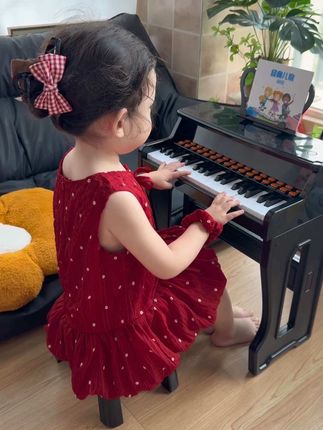 孩子喜欢唱唱跳跳,给她买了一台#小钢琴玩具 丰富的儿歌琴谱,可以边弹边唱,开启音乐启蒙认知~#儿童礼物 #钢琴启蒙 #认真的样子真可爱 #礼物推荐