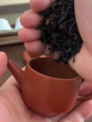 潮州小品壶 容量约80毫升,2杯功夫茶,直筒身大口径,好投好倒好清洗,出水流畅,实用器型,下方链接可拍。#茶器之美 #器物之美 #茶生活 #潮汕功夫茶 #潮州手拉壶