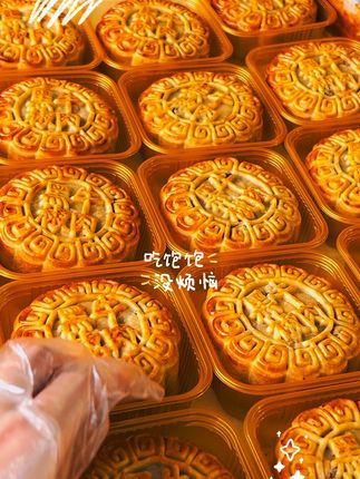黑椒牛肉咸香辣口味,没尝试过的哥哥姐姐来了哦##黑椒牛肉月饼🥮#中秋佳礼月饼礼盒 #美食推荐官