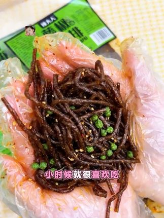 #软糯香甜 #开袋即食 #辣条 辣条,作为中国独具特色的休闲食品,凭借其独特的麻辣口感,在零食市场中占据着重要地位,尤其深受青少年群体的喜爱。从大街小巷的便利店,到电商平台的热门零食类目,辣条无处不在,其市场规模持续扩大,相关产业不断发展。然而,辣条从诞生之初就伴随着诸多争议,从生产过程的卫生状况,到食品添加剂的使用,再到其营养价值与健康影响,都备受关注。因此,深入研究辣条,对于了解休闲食品市场、保障消费者健康以及推动食品行业规范发展具有重要意义。