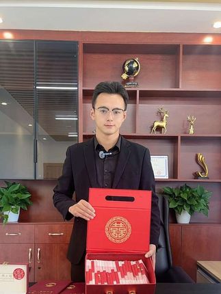 你记得我不吃香菜的细节,我收藏你随口一提的心愿清单。爱情不是马拉松的煎熬,而是恰到好处的同频共振,敢闪婚的勇气,源于遇见对的人的笃定。 #相亲 #闪婚 #脱单 #我要上热门 @DOU+上热门