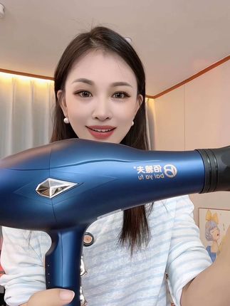 发廊的大功率吹风机,吹干长发只要几分钟,蓝光负离子护发模式,烫发染发的姐妹就用它,吹头发 柔顺有光泽,还是智能恒温护发的#吹风机#大功率吹风机 #负离子吹风机#吹风机推荐