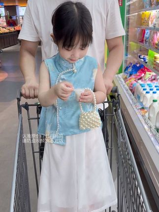 虽然她经常让我在亲妈滤镜,和血压飙升之间不断仰卧起坐,但她才是我盲盒里抽到的,那颗又吵又闹又甜的限定款,#我的女孩👧🏻 #高品质童装 #萌娃穿搭 #生女儿就是用来打扮的