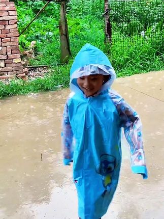 雨季来临,这款#天虹雨衣 面料厚实,全身防水,上穿也合适