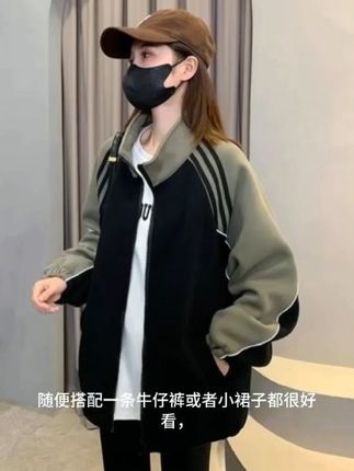 #穿搭 #强烈推荐 #日常分享 #秋冬穿搭 姐妹们春天都试试棒球服搭配!今天穿了绿色棒球服,真的好喜欢这种休闲慵懒的感觉。这个豆绿色很显白,版型也很显瘦,穿上很有青春活力的感觉,真的爱了爱了!