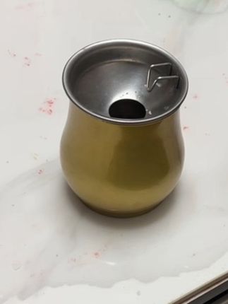 这个 #烟灰缸 加厚不锈钢材质,漏斗盖的设计,防风不跑灰,清洗也很方便#不锈钢烟灰缸 #不跑灰烟灰缸 #防飞灰烟灰缸