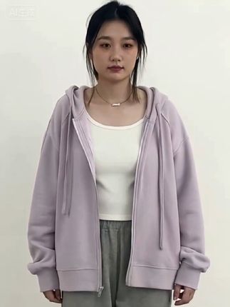 姐妹们,这件卫衣真的太好看了!它是这种宽松版型的,上身特别显瘦,而且还是插肩袖设计,穿着很舒服,一点都不会勒肩膀。它里面是加绒的,冬天穿完全没问题,超级暖和。衣服整体都是纯棉材质,质感超棒,还不会起球哦!喜欢的话就赶紧下单吧!#穿搭分享 #简约穿搭 #每日分享 #女装穿搭 #外套穿搭
