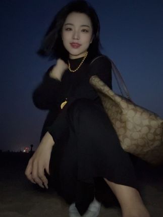 还得是黑色,中国女人的标配,黑、长、直,我得留长发了#泡泡染