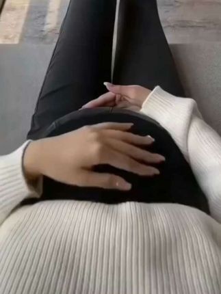 小孕妇们,答应我都去穿这小黑裤,真的太显瘦了,秋冬搭配靴子,百搭又时尚。小孕妈妈显瘦,百搭又好看的小黑裤来了!面料弹力大,高腰托腹设计,不紧绷,不勒肚,调节扣调节大小。秋冬搭配靴子时尚好看,搭配卫衣大衣羽绒服也好看,真的太爱了,小孕妇们答应我都去穿这小黑裤,真的太显瘦了!秋冬搭配靴子,百搭又时尚。小孕妇们显瘦,百搭又好看的小黑裤来了,面料弹力大,带腰托腹设计,不紧绷不勒肚,调节控调节大小,秋冬搭配靴子时尚好看,真的太爱了!小孕妇们显瘦,百搭又好看的小黑裤来了,面料弹力大,大腰托腹设计不紧绷不勒肚,调节扣调节大小,秋冬搭配靴子时尚好看,真的太爱了!#孕妇小黑裤#孕妇装#孕妇穿搭