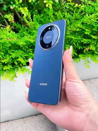 家人们谁懂啊!我发现了一款超绝的手机——荣耀X70!防摔超抗打,大音量超清晰,对老年人、学生党、打工人来说都超友好,价格还特别亲民!它首创“十面内外抗摔”设计,还有防弹衣架构,抗摔高度达2.5米,简直是“摔不坏”!双扬声器,音质超震撼!8300mAh青海湖电池+双80W快充,续航无忧!有了它,生活更方便、更有趣,闭眼入不亏!#防摔手机 #强烈推荐 #荣耀x70#手机测评 #数码科技