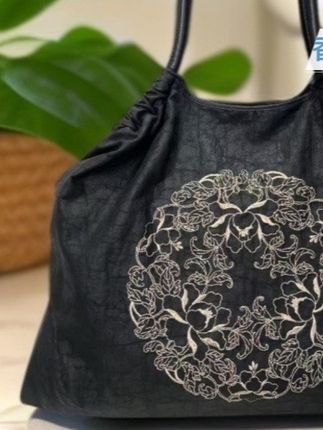 气质百搭黑色绣花单肩包托特包#包包推荐 #夏季穿搭 #分享 #女性气质穿搭 #今日分享
