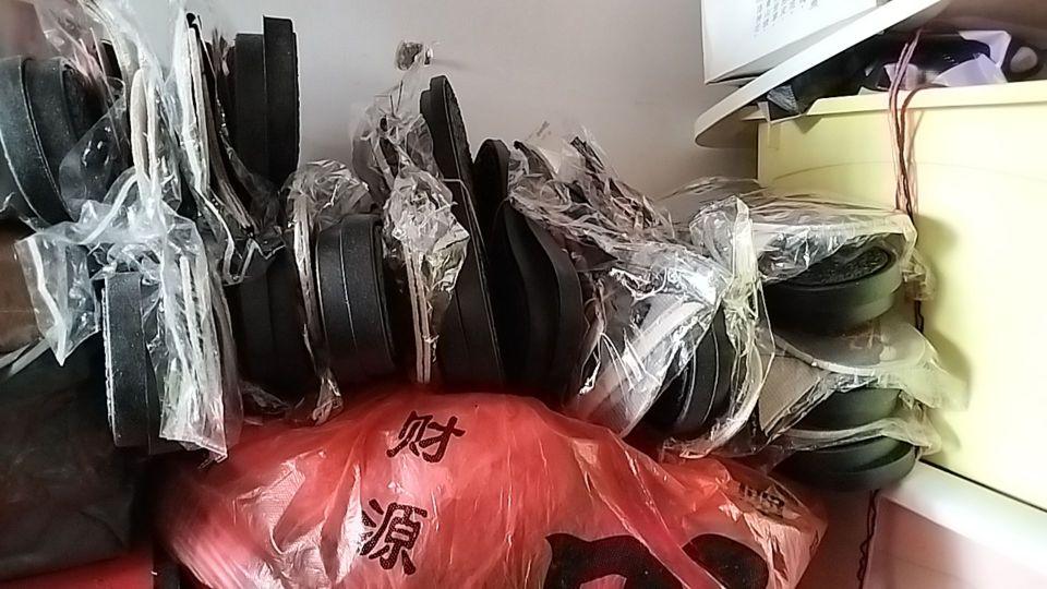 一共拍了十三双,收到货只有十一双,38.39码,46.47码一样差一双,联系客服要叫我把所有货寄回去把那两双加进去了再给我寄回来,运费给我报销五块钱,姐妹们我该听客服的吗#我在抖音买买买