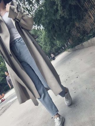 处不好的关系,就别处了;解决不了的问题,就别解决了;适当的放弃会轻松很多,无法跨越的坎,走着走着就填平了;治愈你的从来不是时间,而是释怀.#强烈推荐 #简约穿搭 #高级感穿搭 #谁穿谁帅 #风衣