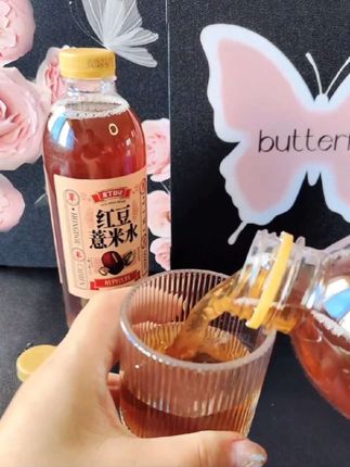 清晨的阳光漫过瓶身,豆丁日记的红豆薏米香悄悄漫开。清甜裹着谷物的暖,一口咽下,像把春日的温润都藏进了心里,日子也跟着轻盈起来。 #天然好滋味 #轻饮小确幸 #谷物新喝法 #每日温润饮 #清甜好时光