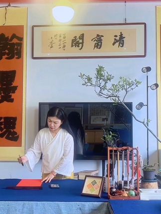 #洪洞女子书画院 研一方墨,蘸几许温柔,女生笔下的书法,从不是案头孤品。过年时,让春联映着烟火;乔迁日,让吉语暖了新巢;结婚夜,让誓词落满红笺——原来笔墨里的浪漫,早把生活写成了心上的诗。#原创视频 #毛笔书法 #书法课堂 #传承文化