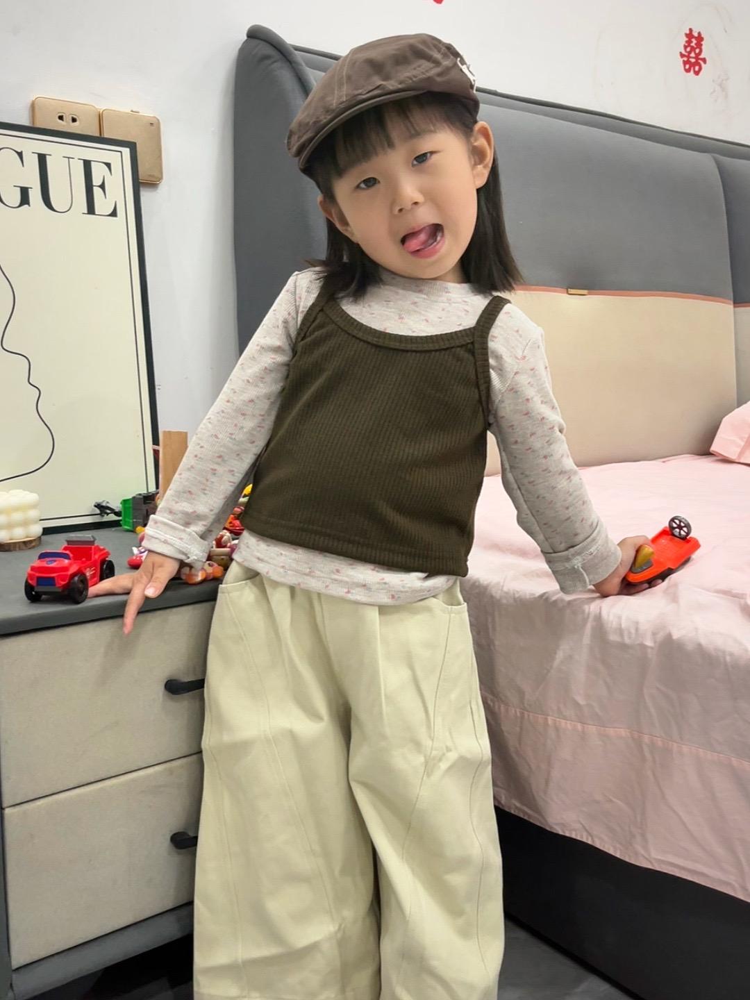 我的生活有数不尽的后悔和不开心 可幸运的是在这昏暗的日子里 我还有我亲爱的女儿 成为了我灰暗世界里的一束光#女儿控 #同款套装