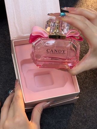 作为#香水控 的我!这个#香水 我已经说了好多次了!它不仅好看!就连味道也是绝绝子#香水推荐