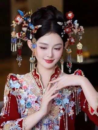 国风新娘头饰,红蓝撞色吸睛,合金手工造液花,小众精致适配中式婚礼。#喜庆#结婚
