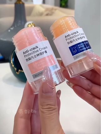 别把这款凡士林倍护膏,只当普通润肤霜用!它是专门针对手足粗糙干燥的“急救款”。 不管是积了十年二十年的老茧,还是常年做家务磨出的粗糙手脚,都能试试它。每天坚持涂,等膏体完全吸收,手脚会慢慢变嫩变滑,还一点不油腻。想拥有水润光滑的双脚,现在入手正合适!#凡士林 #凡士林干裂棒 #好东西一起分享 #秋冬必备 #润肤