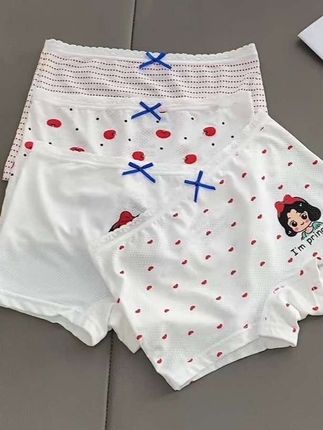 这么热的天~就别再给孩子穿又闷又热的内裤了,还得是这种冰丝短裤穿着凉快!上身自带凉感,透气又舒适!还是双层抑菌底裆,给女儿穿真的很放心!#夏日必备 #贴身衣物 #女童短裤 #轻薄透气